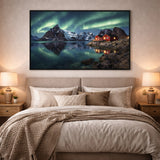 Nordlys Lofoten lerretsbilde 150x100 cm over seng i moderne soverom