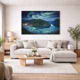 Nordlys over Geirangerfjorden som lerretsbilde over sofa i moderne stue
