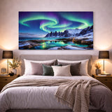 Nordlys over Senja lerretsbilde plassert over seng i rolig soverom