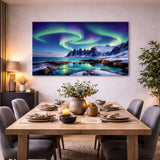 Nordlys Senja veggbilde i moderne spisestue med naturlige materialer