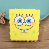 Kjøkken svampeholder SpongeBob som sitter på kanten av vasken