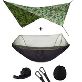 Soveplass i naturen med hengekøye telt